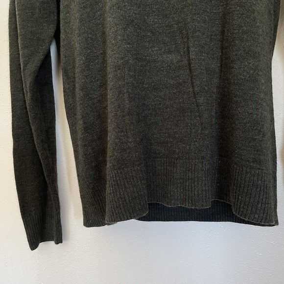 US Polo Assn V-Neck Sweater Mens Large Gray Long Sleeve 100% Acrylic Pullover - Picture 3 of 5